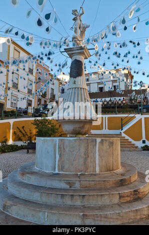 Fontaine dans le village de Castelo de vide. Alentejo, Portugal Banque D'Images