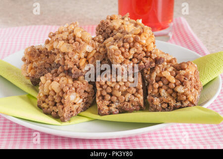 Au chocolat et au caramel et riz croustillant gâteaux parti Banque D'Images