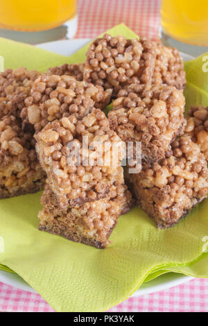 Au chocolat et au caramel et riz croustillant gâteaux parti Banque D'Images