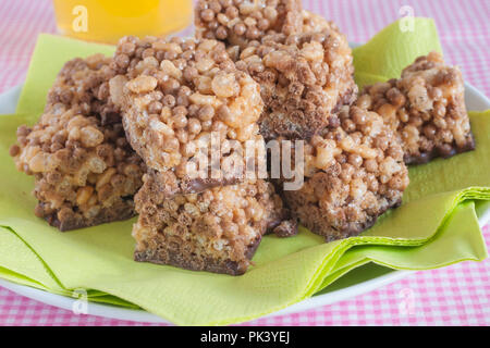 Au chocolat et au caramel et riz croustillant gâteaux parti Banque D'Images