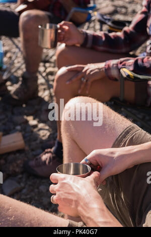 Groupe de randonneurs having coffee in countryside Banque D'Images