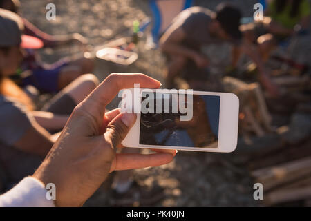 L'homme en cliquant sur la photo avec un téléphone mobile Banque D'Images