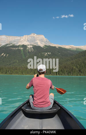 L'homme du bateau en rivière à campagne Banque D'Images