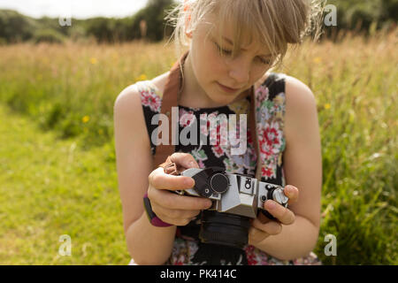 Visualisation des photos sur l'appareil-photo Femme Banque D'Images