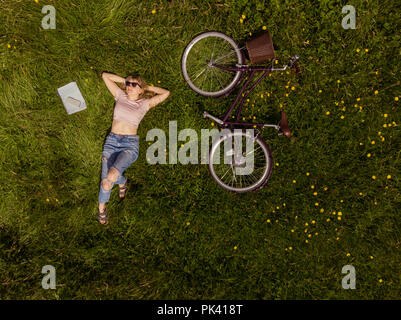 Woman relaxing dans le domaine Banque D'Images