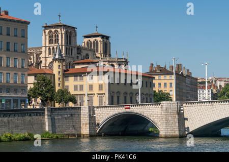 Saone Brücke Pont Bonaparte und die Kathedrale von Lyon, Auvergne-Rhone-Alpes, Frankreich | Saône bridge pont Bonaparte et la cathédrale de Lyon, Lyon, Auv Banque D'Images