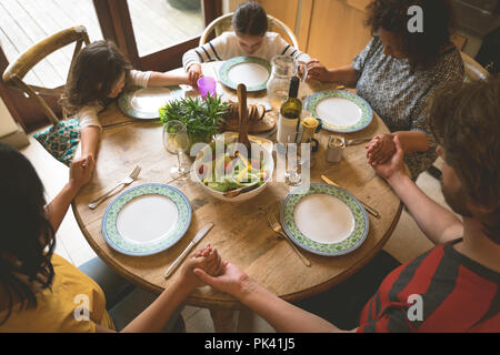 Prier en famille avant d'avoir un repas Banque D'Images