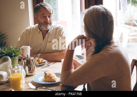 Couple en interaction les uns avec les autres pendant le petit-déjeuner Banque D'Images