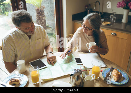 Senior couple discutant sur une carte Banque D'Images