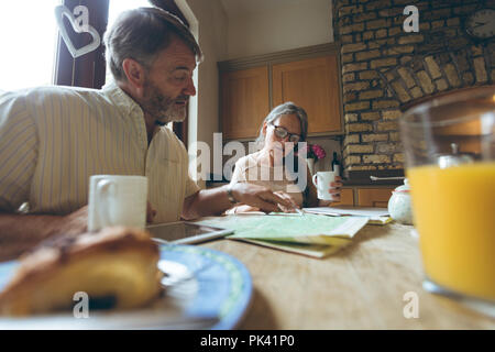 Senior couple discutant sur une carte Banque D'Images