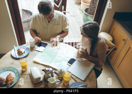 Senior couple discutant sur une carte Banque D'Images