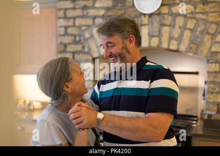 Senior couple dancing at home Banque D'Images