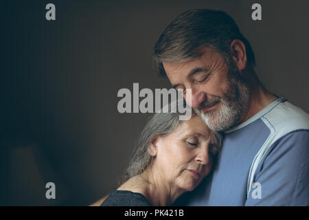 Senior couple relaxing at home Banque D'Images