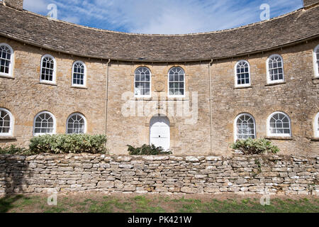 La demi-lune située dans le village de Maugersbury, Cotswolds, Gloucestershire, Angleterre Banque D'Images