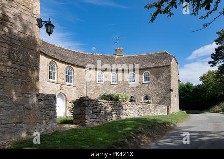 La demi-lune située dans le village de Maugersbury, Cotswolds, Gloucestershire, Angleterre Banque D'Images