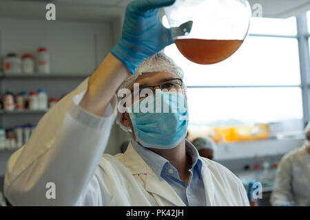 L'expérimentation scientifique Laboratoire de mâle Banque D'Images