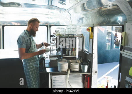 Serveur à café camion alimentaire Banque D'Images