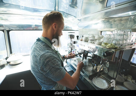Serveur à café camion alimentaire Banque D'Images