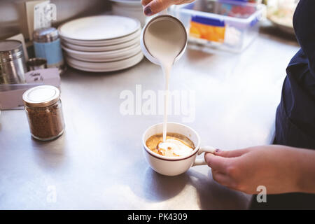 Female waiter préparer le café en camion alimentaire Banque D'Images