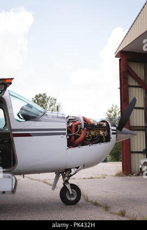 Moteur d'avion dans l'aéronautique, près de hangar Banque D'Images