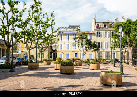 La Place des moulins dans le quartier de Le Panier, le centre historique de Marseille, est un carré d'arbres bordée par de vieilles maisons de ville et petits immeubles. Banque D'Images