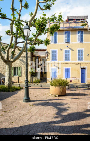 La Place des moulins dans le quartier de Le Panier, le centre historique de Marseille, est un carré d'arbres bordée par de vieilles maisons de ville et petits immeubles. Banque D'Images