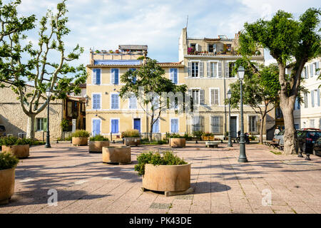 La Place des moulins dans le quartier de Le Panier, le centre historique de Marseille, est un carré d'arbres bordée par de vieilles maisons de ville et petits immeubles. Banque D'Images