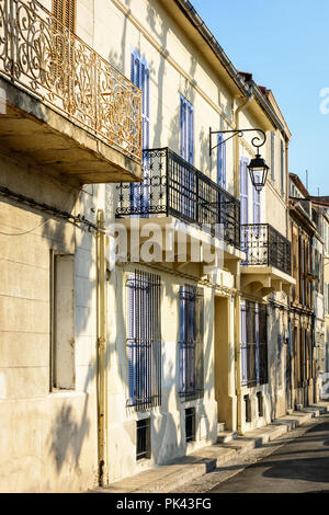 Maisons de ville ancienne avec balcon bordant la place des Moulins, une petite place dans le district de Le Panier, le centre historique de Marseille, France. Banque D'Images