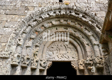 Le portail principal de l'église romane de São Salvador de Ansiaes, datant du 12ème siècle. C'est l'une des plus importantes églises romanes de Po Banque D'Images