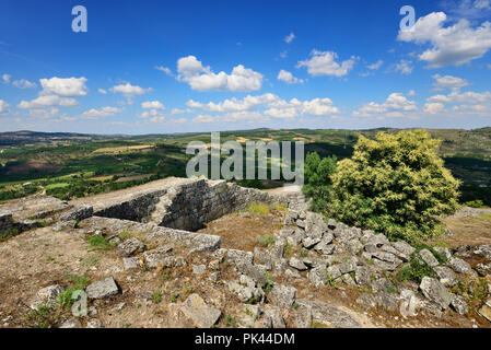 Le château et village de Carrazeda de Ansiaes, datant du 12ème siècle, surplombant le fleuve Douro Valley. Alto Douro, Portugal Banque D'Images