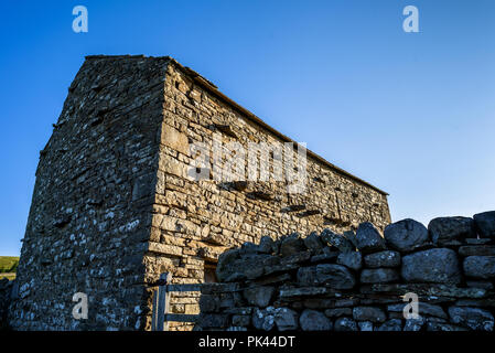 Ancienne grange en pierre dans les vallées du Yorkshire, Angleterre, Royaume-Uni. Banque D'Images