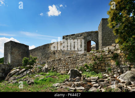 L'entrée principale du château de Carrazeda de Ansiaes, datant du 12ème siècle, surplombant le fleuve Douro Valley. Alto Douro, Portugal Banque D'Images