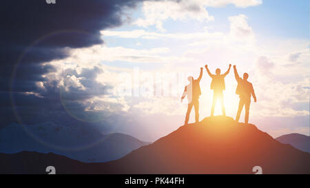 Silhouette de l'équipe sur la montagne. Banque D'Images