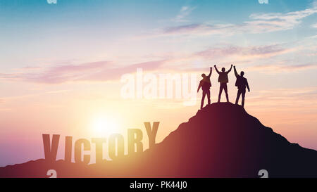 Silhouette de l'équipe sur la montagne Banque D'Images