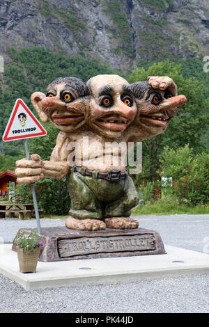 Statue à la traîne le long du chemin lorsque vous êtes au volant de la célèbre parc national trollstigen, une route à très hautes montagnes , très touristique Banque D'Images