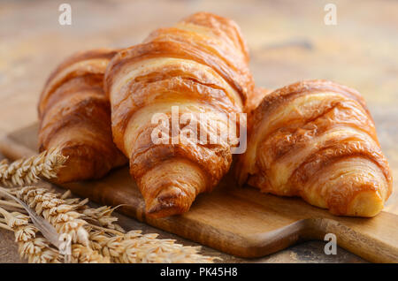 Des croissants frais sur fond de béton brun Selective focus Banque D'Images