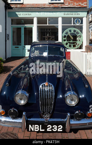 Une voiture Jaguar Voiture de sport classique se trouve à l'extérieur un atelier à Lewes, East Sussex, UK Banque D'Images