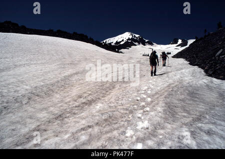 OutdoorSport29/121801 -- les grimpeurs sur les pentes inférieures de la Sœur dans la région sauvage de trois Sœurs, l'Oregon. Banque D'Images