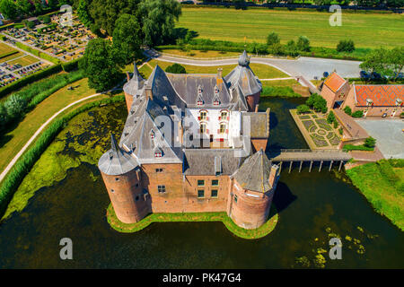 Vue aérienne du château Ammersoyen dans le village Ammerzoden dans les Pays-Bas. Banque D'Images