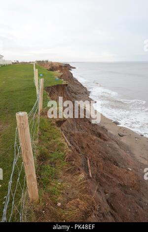 Falaises d'érosion côtière, une partie de l'Ulrome site caravane sombrent dans la mer du Nord, Skipsea, East Riding of Yorkshire, Angleterre, Royaume-Uni Banque D'Images