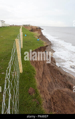 Falaises d'érosion côtière, une partie de l'Ulrome site caravane sombrent dans la mer du Nord, Skipsea, East Riding of Yorkshire, Angleterre, Royaume-Uni Banque D'Images