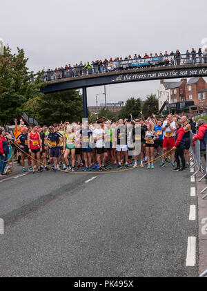 Porteur attendre l'arrêt sur la ligne de départ de l'Simplyhealth Tees Grande course de 10k à Stockton on Tees,Angleterre,UK Banque D'Images