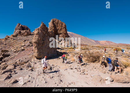 Tenerife, Espagne - 26 mars 2018 : les randonneurs randonnée pédestre dans le parc national du Teide, Tenerife, Canaries, Espagne. Banque D'Images