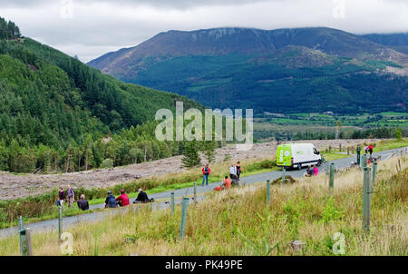 Étape 6 Tour de France 2018, le 7 septembre, Whinlatter Pass. Les spectateurs se rassemblent au bord de la route en attendant l'arrivée de la course, Skiddaw dans la distance. Banque D'Images