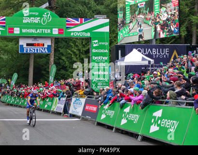 Stage 6 Tour de Bretagne, le 7 septembre 2018. Julian Alaphilippe (Quick Step) se termine en 2e place à Whinlatter, acclamé par des foules considérables. Banque D'Images