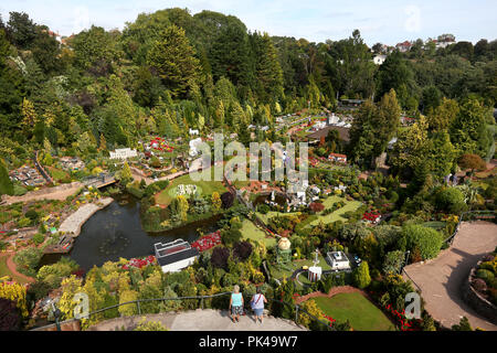 Vue générale de la célèbre modèle Village de Babbacombe, Torquay, Devon qui est une attraction touristique populaire. Banque D'Images