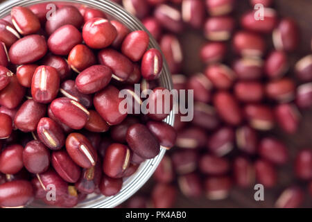 Haricot rouge dans verre tasses sur fond de table en bois Banque D'Images