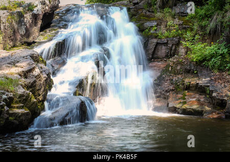 Belle petite chute d'Arbinje sur vieille montagne et humide, le red rocks Banque D'Images