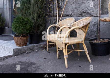 Fauteuils en paille. Les présidents des régions rurales. Des chaises sur la rue. Deux chaises de paille. Banque D'Images