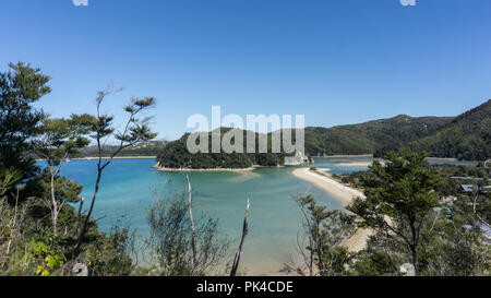 Vues d'Abel Tasman - South Pacific bleu immaculé avec ciel bleu clair Banque D'Images